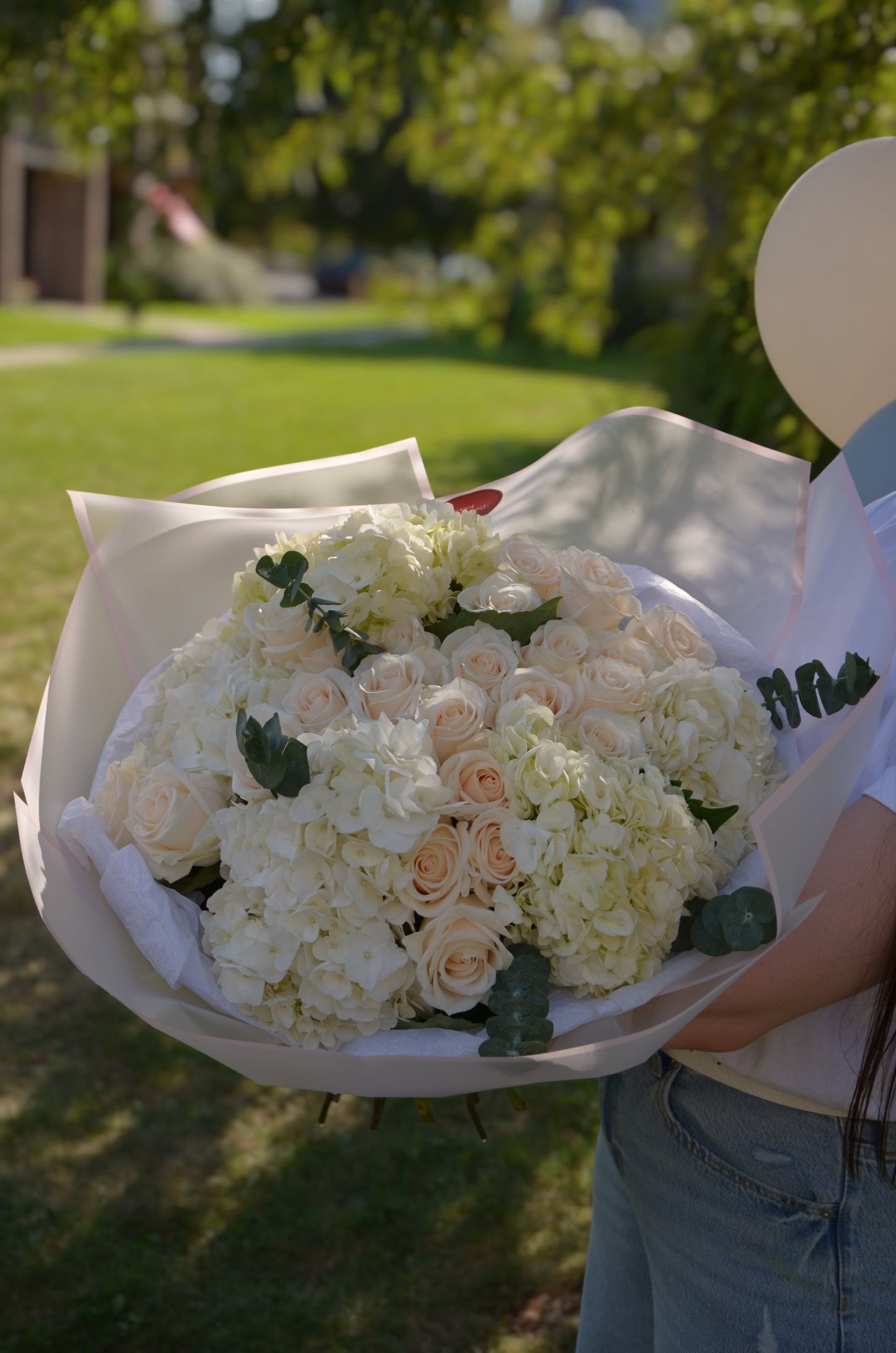 A bouquet of beige roses and white hydrangeas.