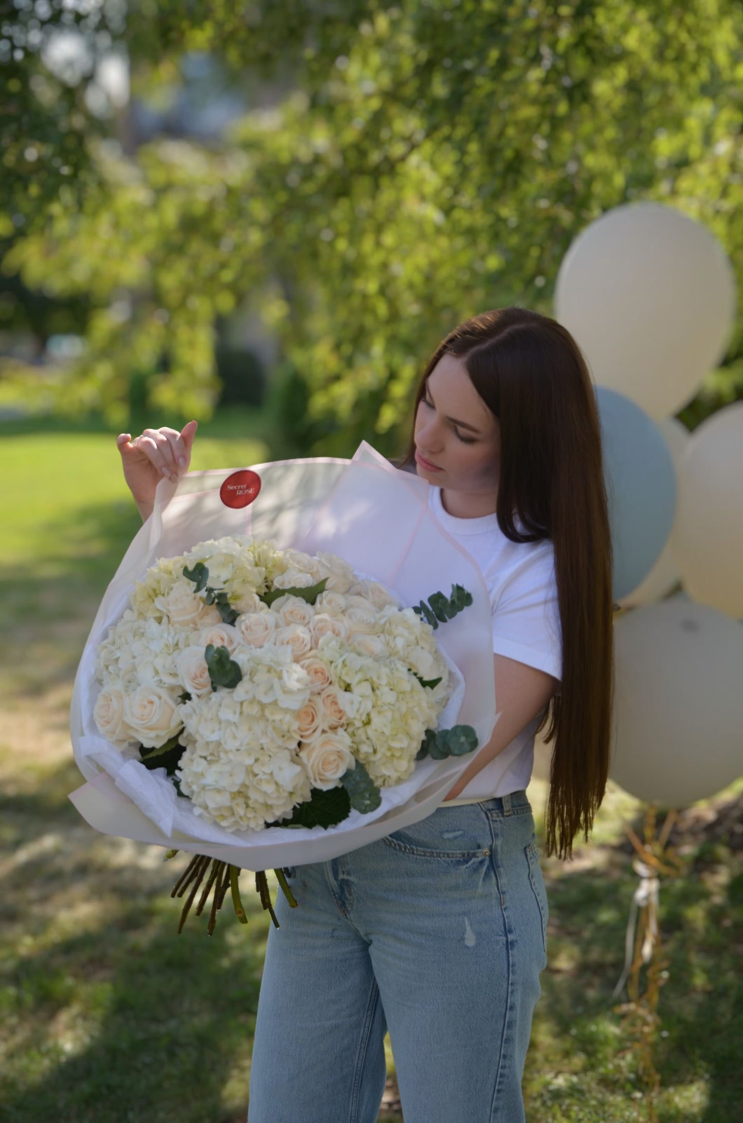 A bouquet of beige roses and white hydrangeas.